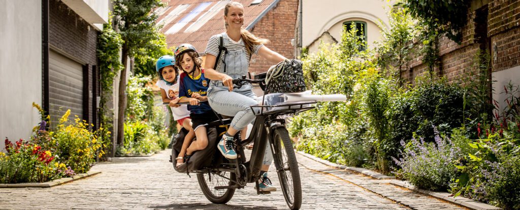 Mama Toke Vleugels ruilde auto in voor longtailfiets: ‘Keuze nog geen moment betreurd’