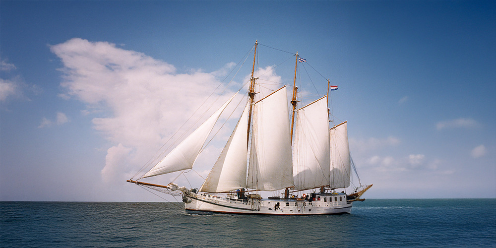 Familieskivakanties biedt unieke combinatie van zeilen en fietsen: met historische driemaster over de Waddenzee